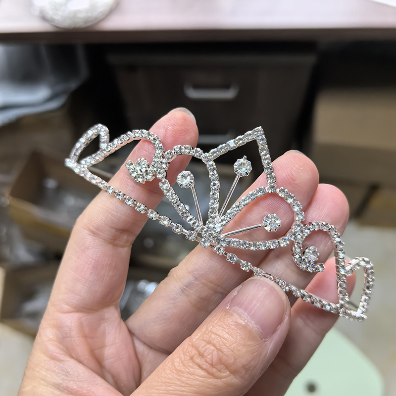 Zilverkleurige strass bruidskr - Queen Accessories recensie en prijs